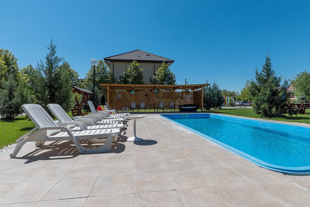 Bucharest Airport Suites & Villas オトペニ エクステリア 写真